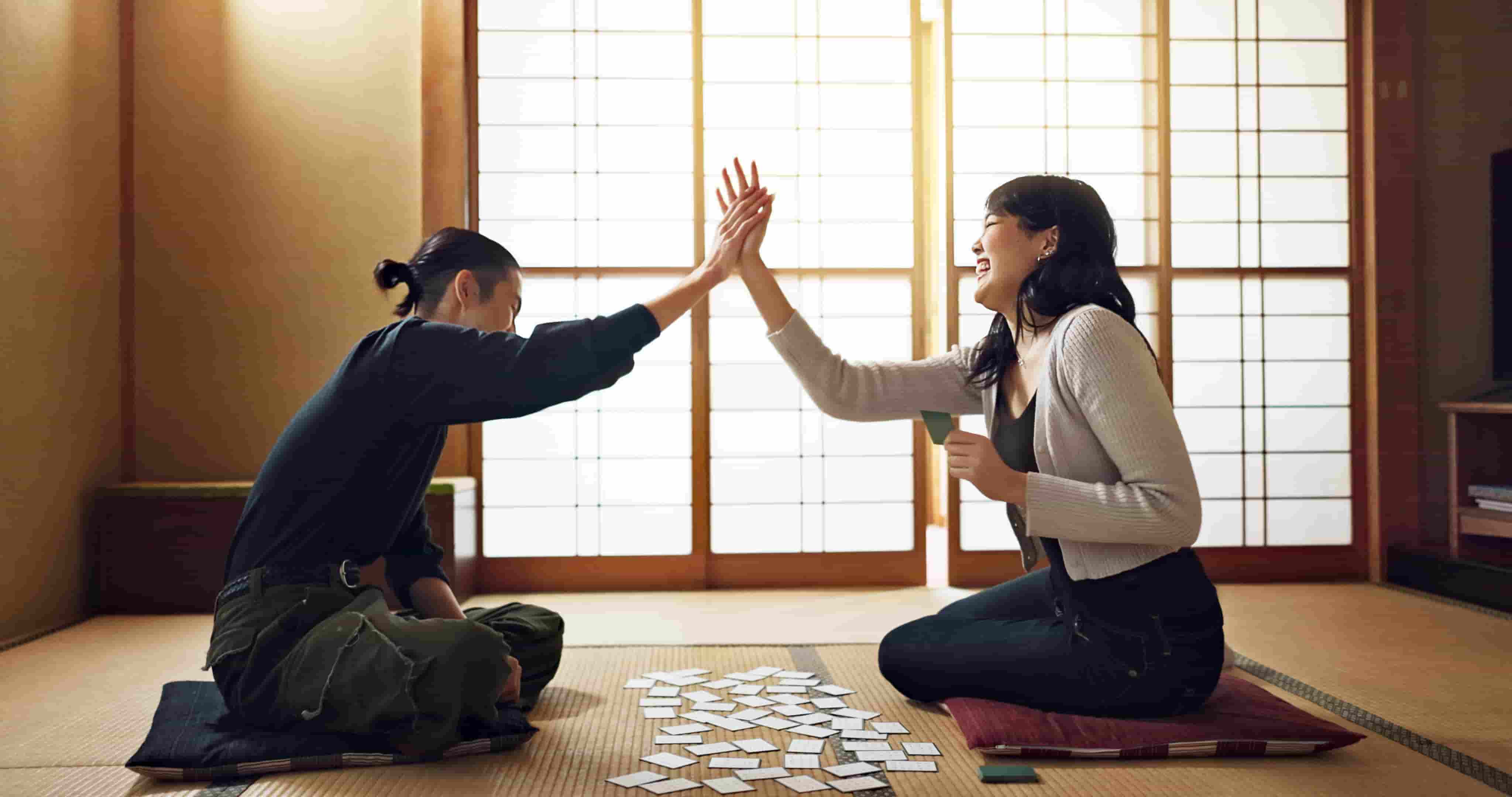 Les jeux de cartes pour deux joueurs parfaits pour les soirées en couple